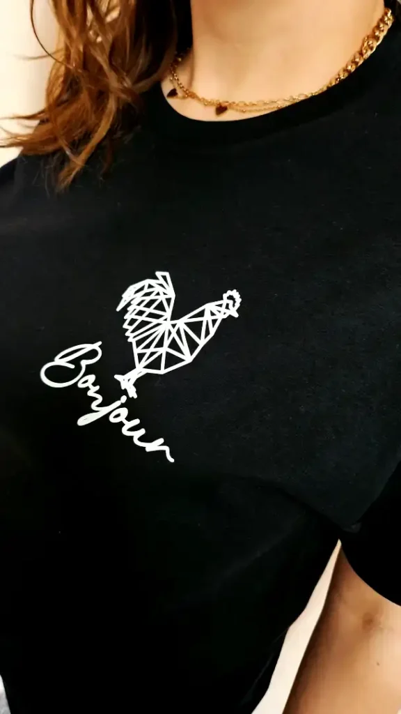 Przód koszulki z nadrukiem w Lublinie-białe logo na czarnej koszulce reklamowej w Lublinie-Drukarnia Andale