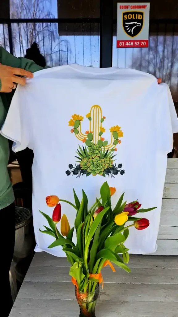 Biała koszulka z nadrukiem w Lublinie logo Andale w kwiatach-Drukarnia Andale