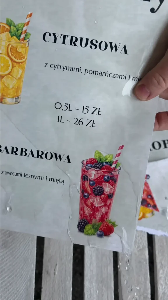 Menu restauracyjne na papierze PET oblane wodą nadal jest użyteczne
